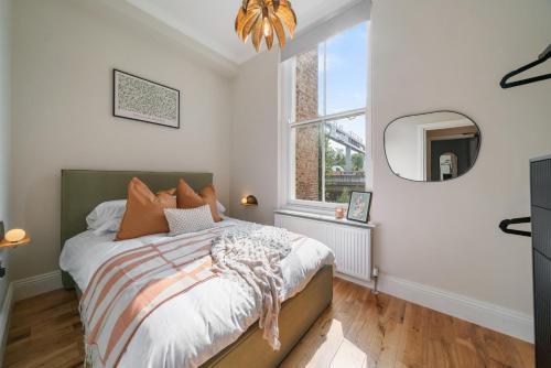 House of Cambridge Gardens in Notting hill - Tap to explore photos