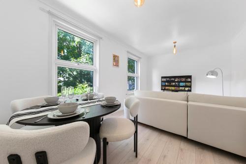 Stylish Flat near Tower Bridge & London Bridge - Tap to explore photos