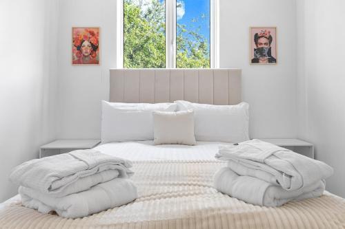 Stylish Flat near Tower Bridge & London Bridge - Tap to explore photos