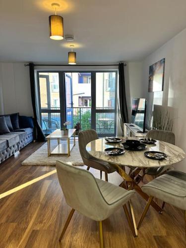 Stylish zone 2 apartment - Tap to explore photos