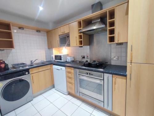 Immaculate 3Bed Apt, Close To O2, Excel, London Stadium & City - Tap to explore photos