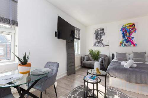 Studio Apt, 8 Min Walk From Tube 3 - Tap to explore photos