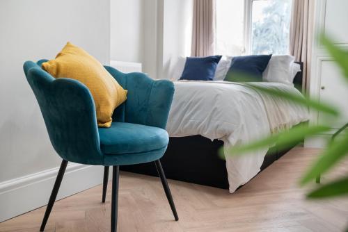 Stylish 3-Bedroom Greenwich Apartment 2 Bath Pad & Free Parking - Tap to explore photos