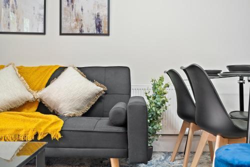 Stylish 3-Bedroom Greenwich Apartment 2 Bath Pad & Free Parking - Tap to explore photos