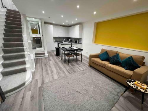Stunning 3BR Maisonette in Brixton - Tap to explore photos
