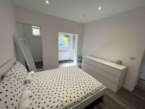 Stunning 3BR Maisonette in Brixton - Tap to explore photos