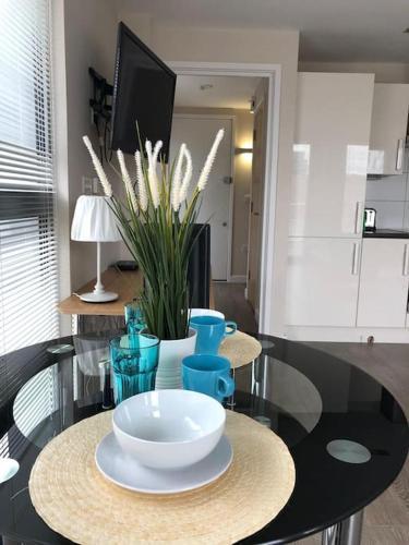 STUDIO Apartment opposite shoreditch Park - Tap to explore photos