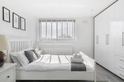 Superb penthouse with 2 bathrooms and roof terrace - Tap to explore photos