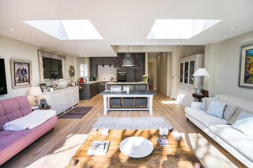 Swanky London pad in Putney - Tap to explore photos