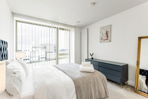 Khayat Homes - The Khalifa - One Bed Luxury APt - Tap to explore photos