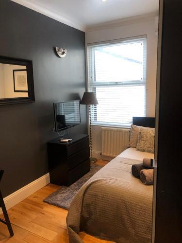 Stylish Studio Room in Trendy Brixton - B - Tap to explore photos