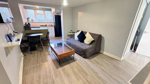 London Apartment - Near Kings Cross St Pancreas! - Tap to explore photos