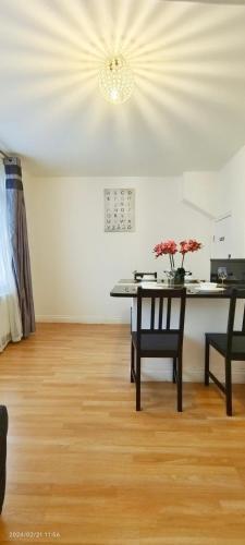 Iris Apartment in Wembley - Tap to explore photos