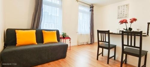 Iris Apartment in Wembley - Tap to explore photos
