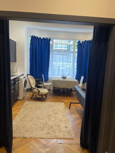 Lovely flat in Chiswick W4 - Tap to explore photos