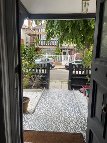 Lovely flat in Chiswick W4 - Tap to explore photos