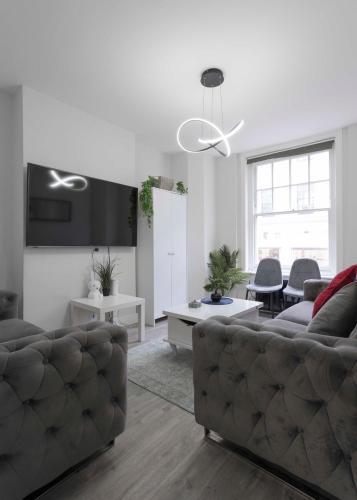 Lovely 2-bed flat - near Oxford St - Tap to explore photos