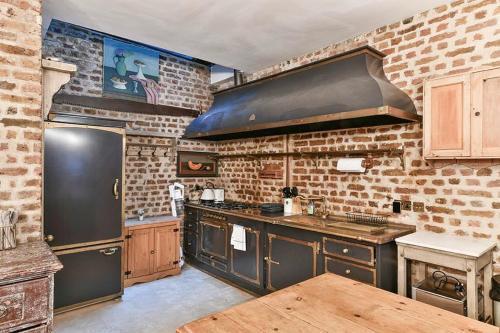 Knightsbridge 2BR Mews House - Tap to explore photos