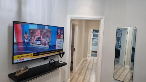 London Stratford 4 bed Apartment - Tap to explore photos