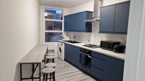 London Stratford 4 bed Apartment - Tap to explore photos