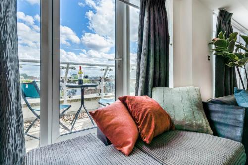 London Bridge Penthouse - Luxury - Tap to explore photos