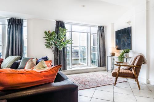 London Bridge Penthouse - Luxury - Tap to explore photos