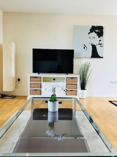 Stylish Zone 2 city Apartment - Tap to explore photos