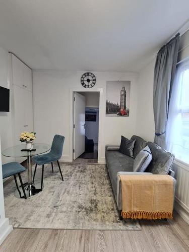 Stylish and Spacious 1 Bedroom Kensal Green Tube 1A - Tap to explore photos
