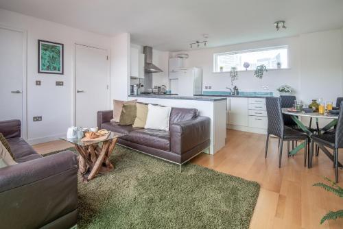 Stunning 2Bed BRICK LANE Apartment - Tap to explore photos