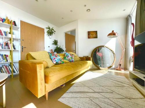 Stylish 1-Bedroom Apt with Stunning London Views - Tap to explore photos