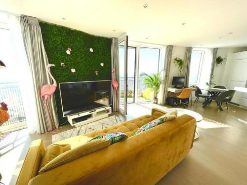 Stylish 1-Bedroom Apt with Stunning London Views - Tap to explore photos