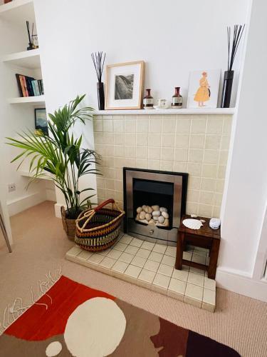Lovely 1 bedroom apartment in the heart of Chelsea - Tap to explore photos