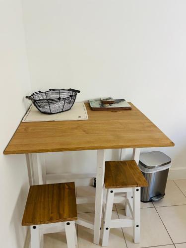Lovely 1 bedroom apartment in the heart of Chelsea - Tap to explore photos