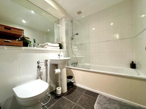 Lovely 2 Bedroom Apartment Central London by Wild - Tap to explore photos