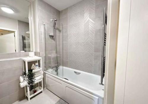 Luxury Flat in Chelsea - Tap to explore photos