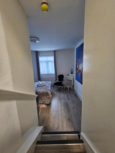 Large Studio Apartment 30 mins to Oxford Street (B) - Tap to explore photos