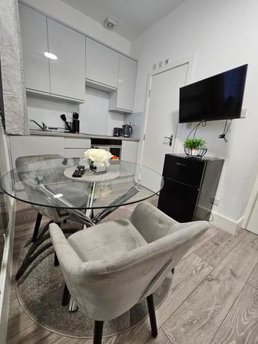 Large Studio Apartment 30 mins to Oxford Street (B) - Tap to explore photos