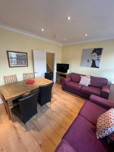 Large 6 Bedroom house - Fortescue - Tap to explore photos