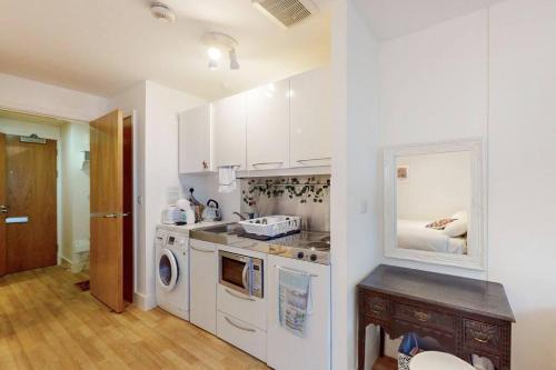 Stunning studio apt- 5 min walk to Borough station - Tap to explore photos