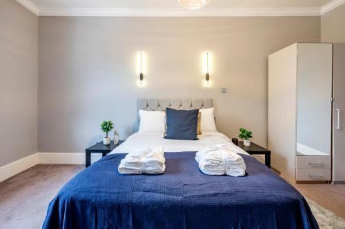 Large 1 Bedroom in Center of London 3 - Tap to explore photos