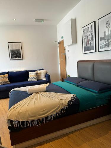 Luxury Apartment Sleep 6 in Piccadilly Circus - Tap to explore photos