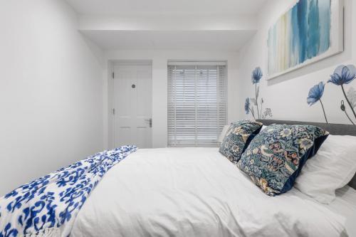 Little Venice Maisonette - Tap to explore photos