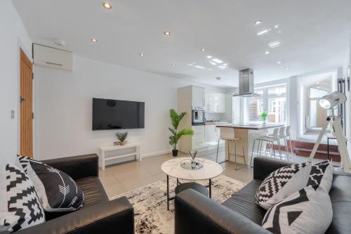 Stylish Two Bedroom Apartment by Central London with Garden - Tap to explore photos
