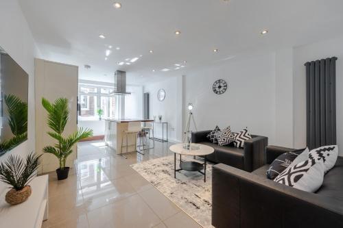 Stylish Two Bedroom Apartment by Central London with Garden - Tap to explore photos