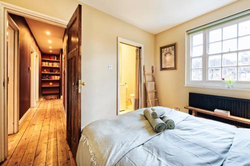 Leafy Notting Hill Cottage - Tap to explore photos