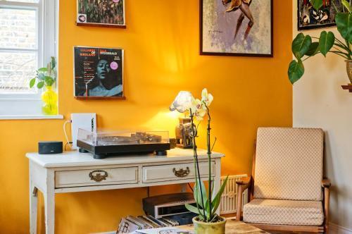 Leafy Notting Hill Cottage - Tap to explore photos