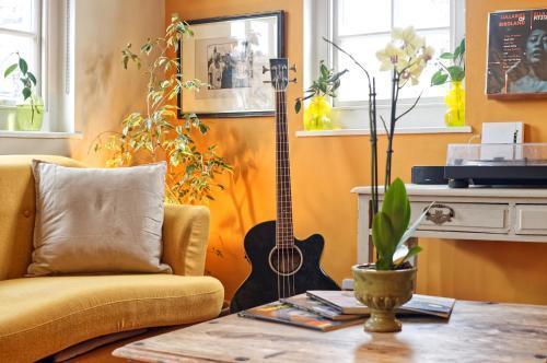 Leafy Notting Hill Cottage - Tap to explore photos