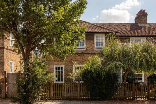Leafy Notting Hill Cottage - Tap to explore photos