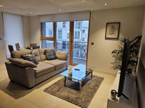 Luxury Property in Canary Wharf - Tap to explore photos