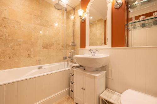 The Chelsea Flower - 1 Bedroom with Terrace in Chelsea - Tap to explore photos